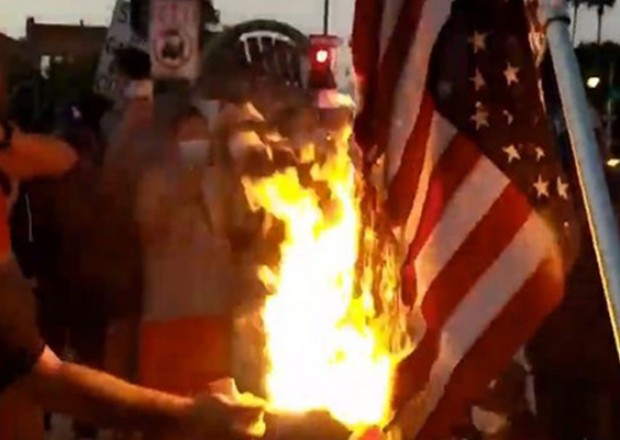 Etirazçılar ABŞ bayrağını yandırdılar 